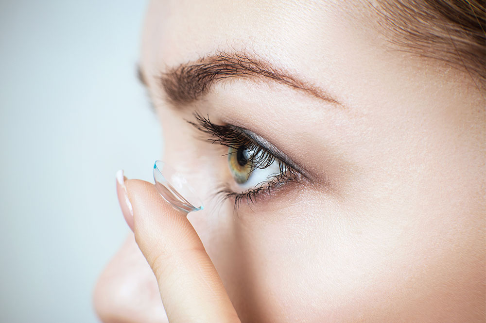 10 things to avoid when wearing contacts